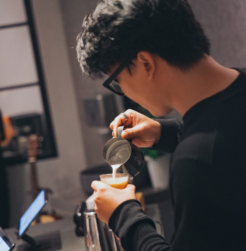 Barista BackSlash menuang susu membentuk latte art